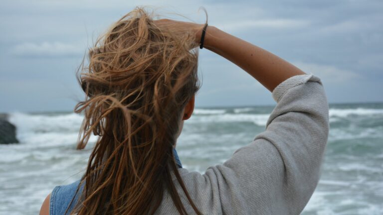 frau wind meer