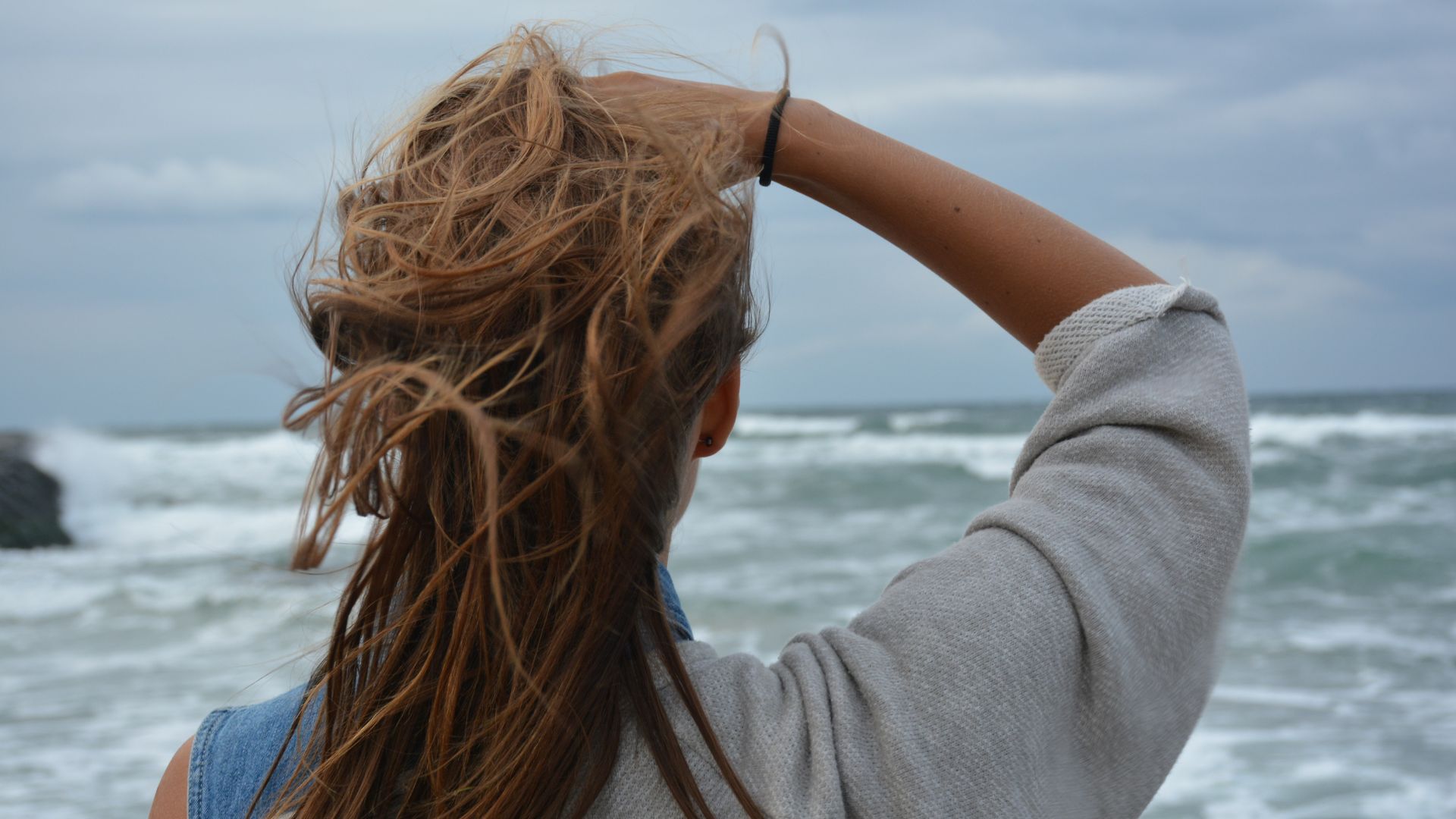 frau wind meer
