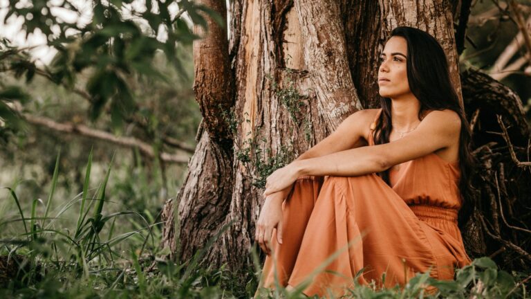 frau im orangen kleid