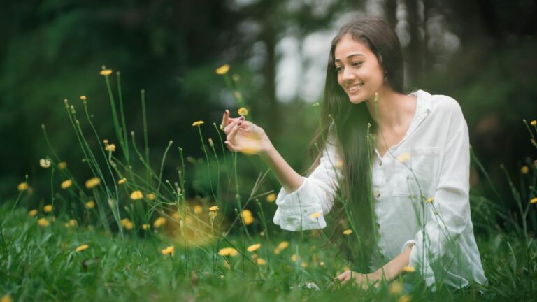 frau im blumenfeld
