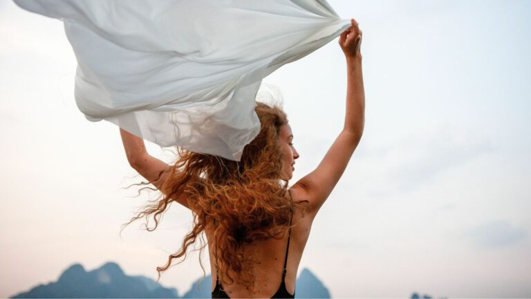 frau im wind