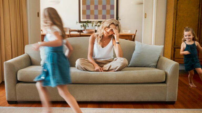 erschoepfte mama mit kindern