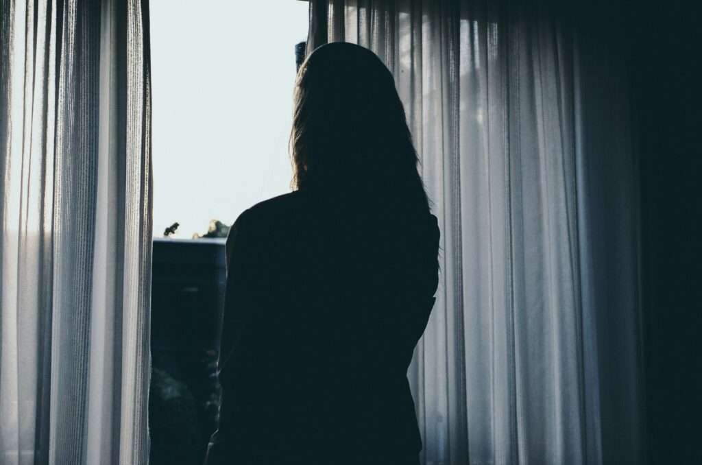 Frau fenster dunkelheit