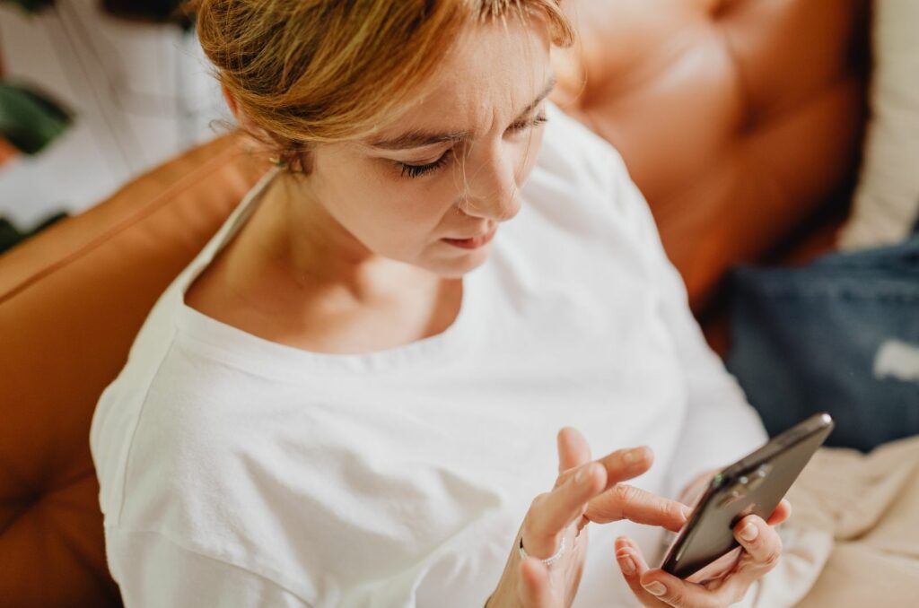 Frau nach trennung ueberfrueft handy
