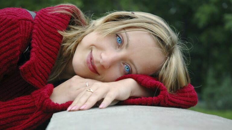blonde frau mit blauen augen