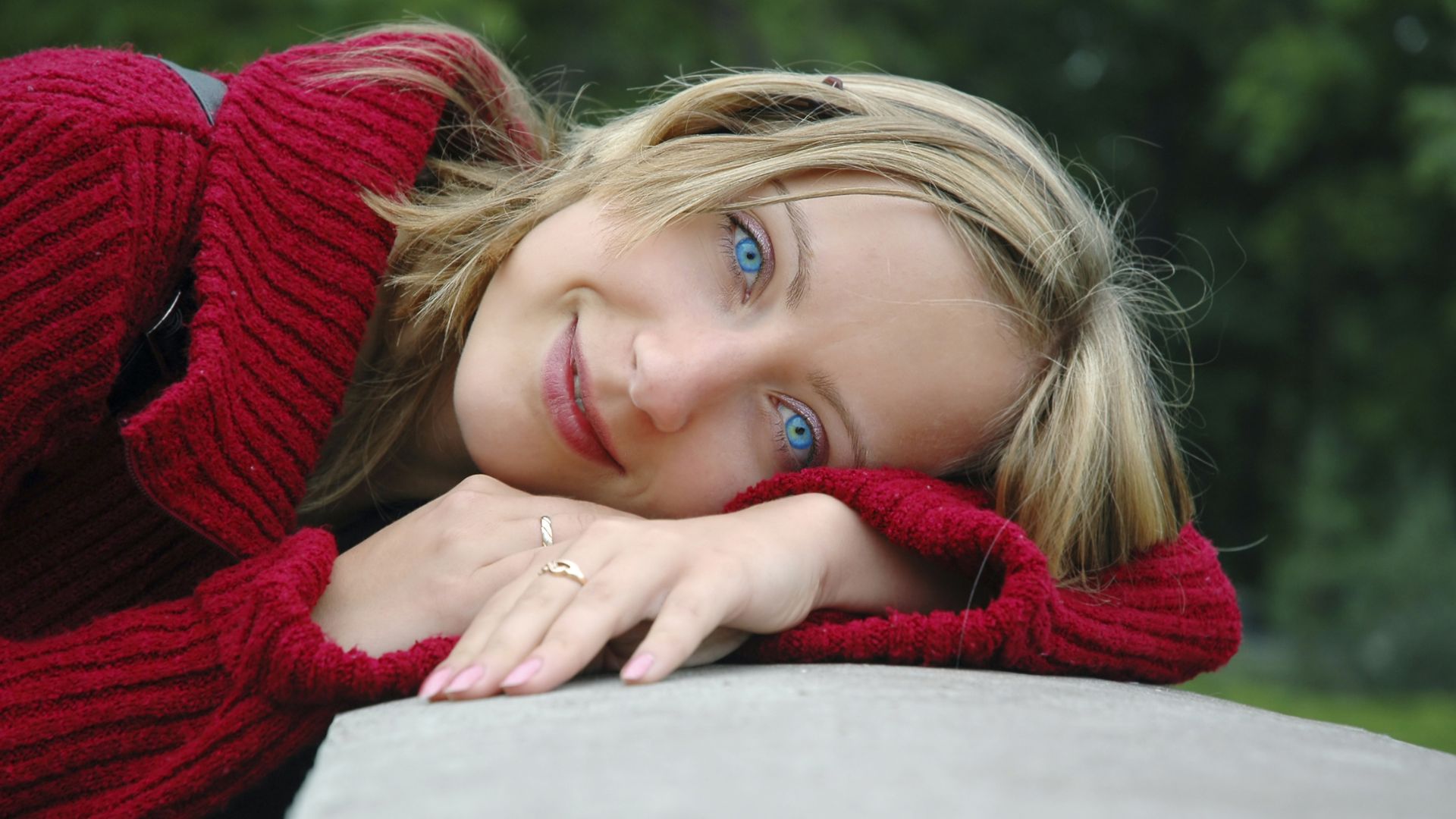 blonde frau mit blauen augen