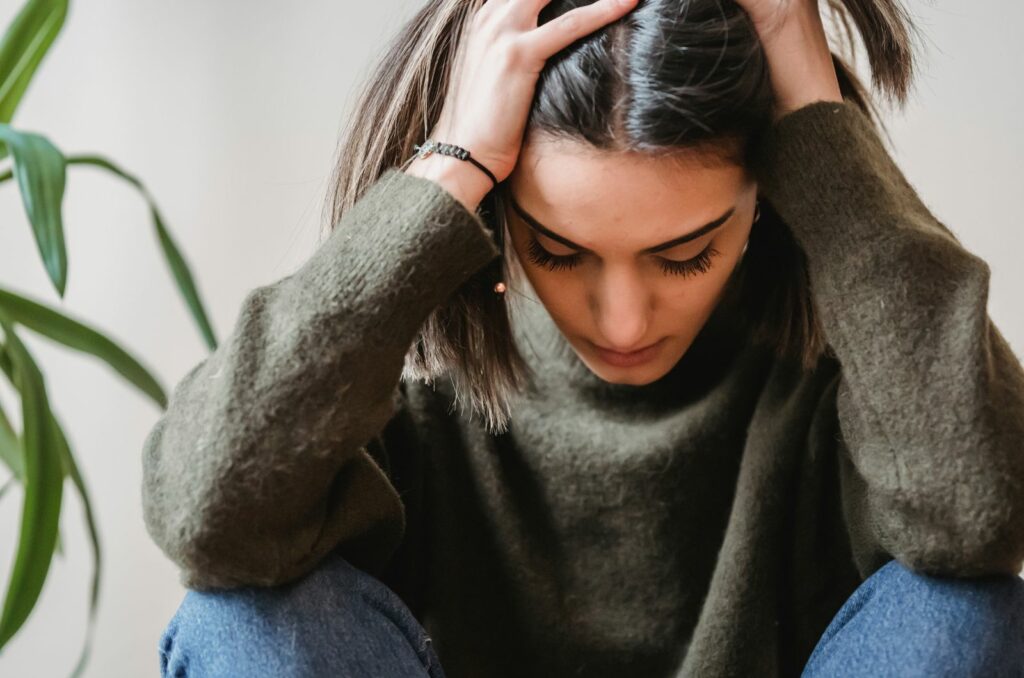 depressive junge frau nach trennung
