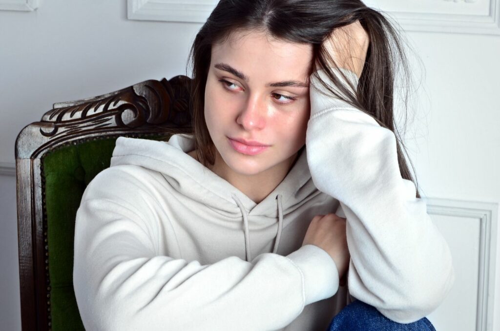 depressive junge frau nach trennung weint