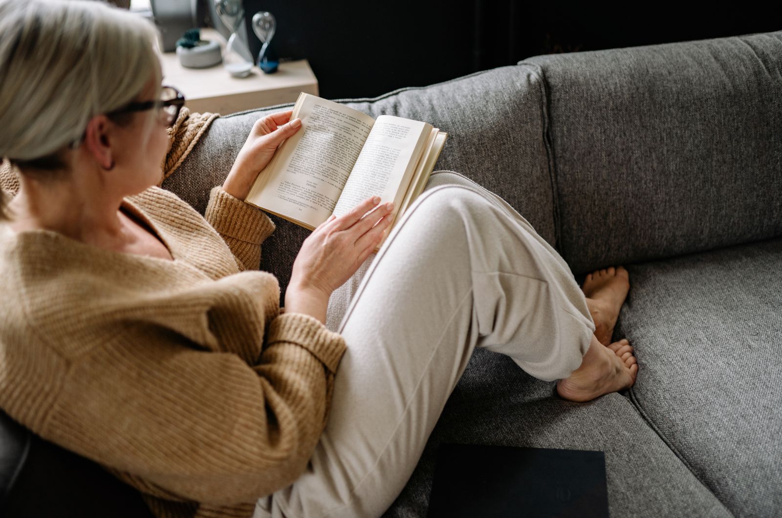 frau alleine mit buch