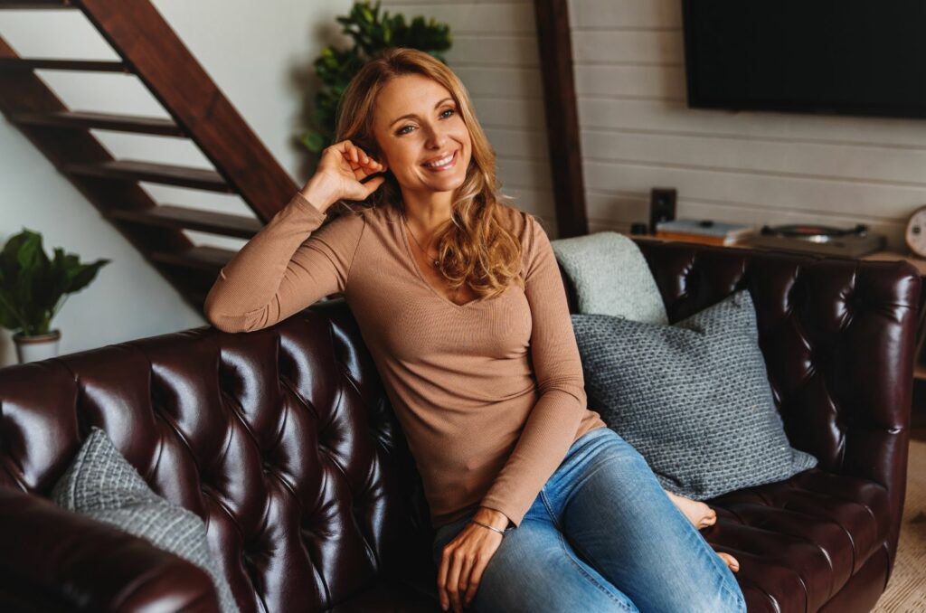 frau auf couch