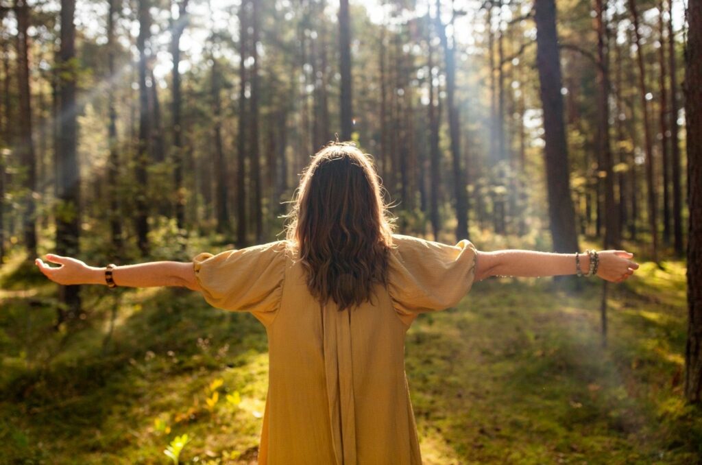 frau in natur