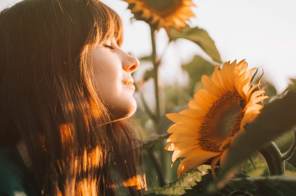 frau mit sonnenblume