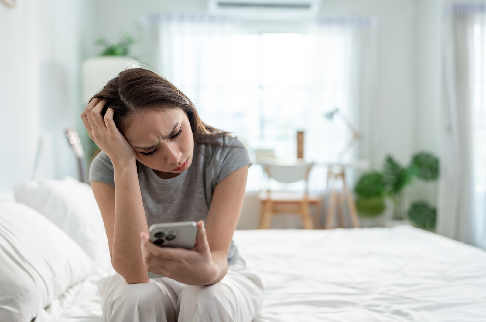 frau traurig wartet auf sms