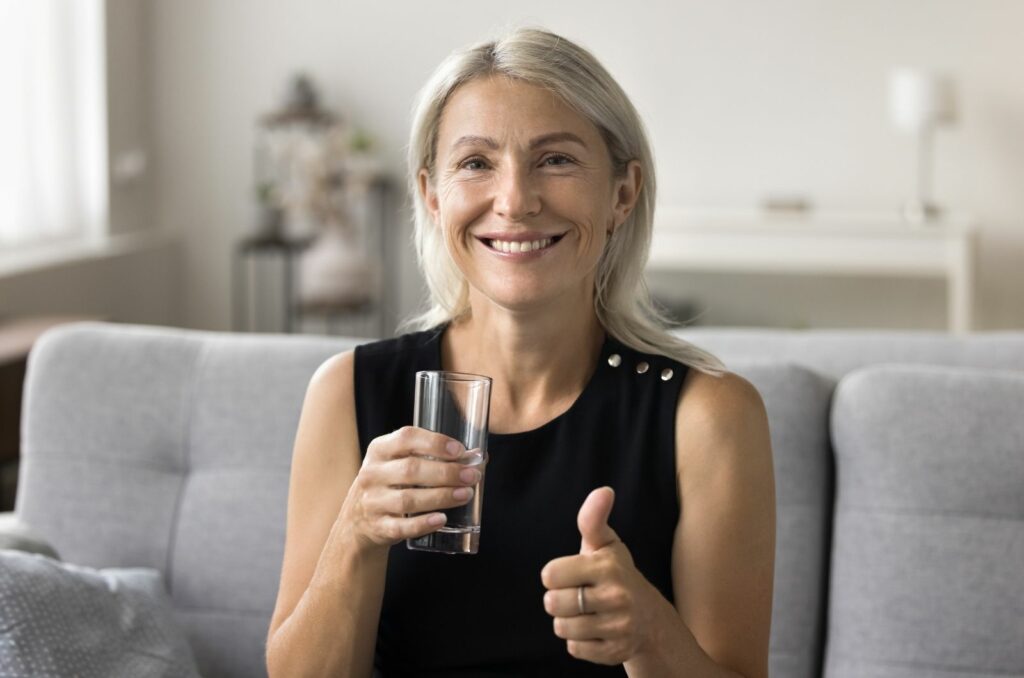frau trinkt wasser