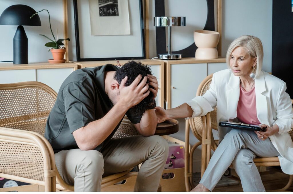 frau und ein nervoeser mann
