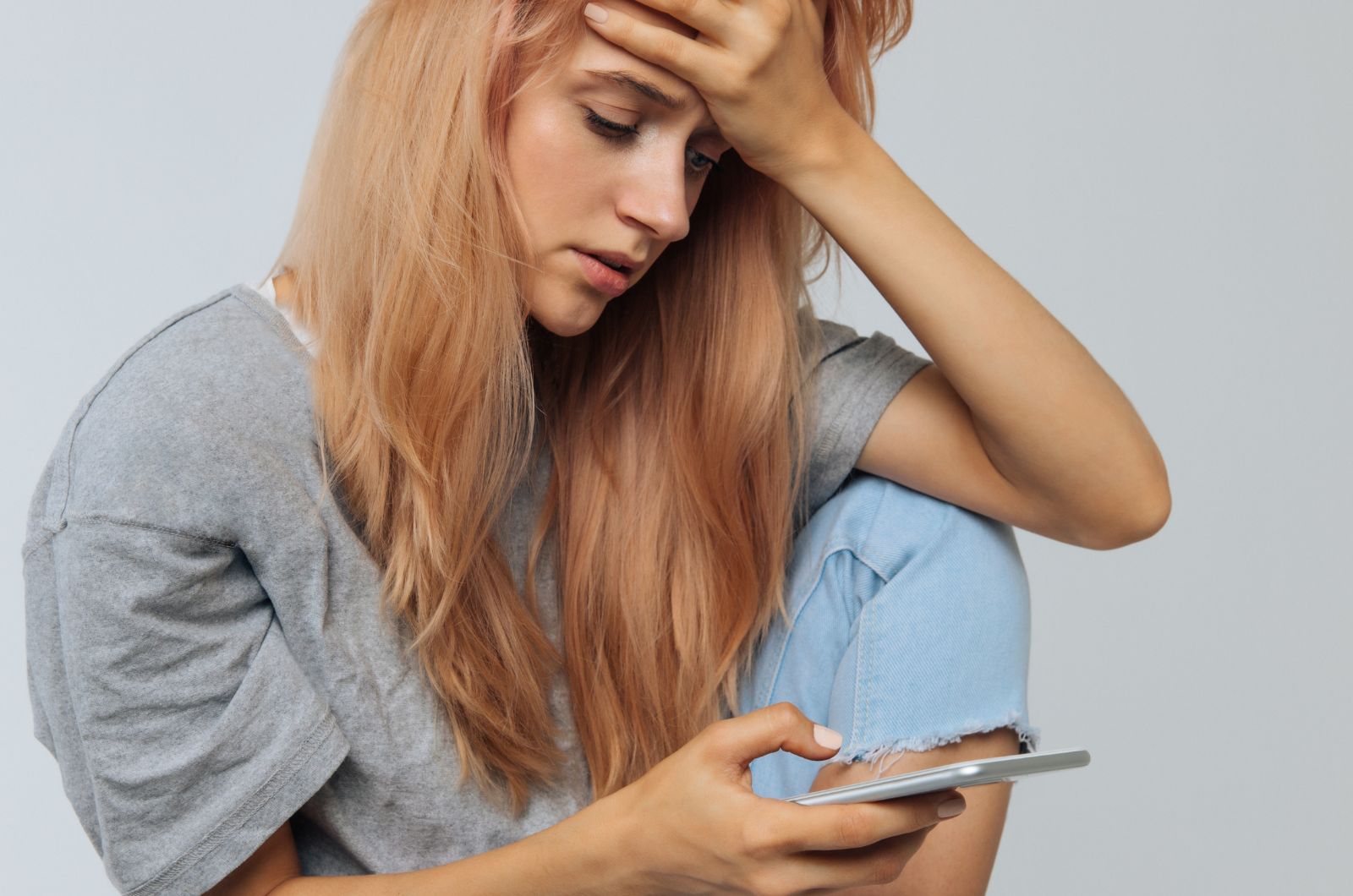 frau verzweifelt wartet auf sms