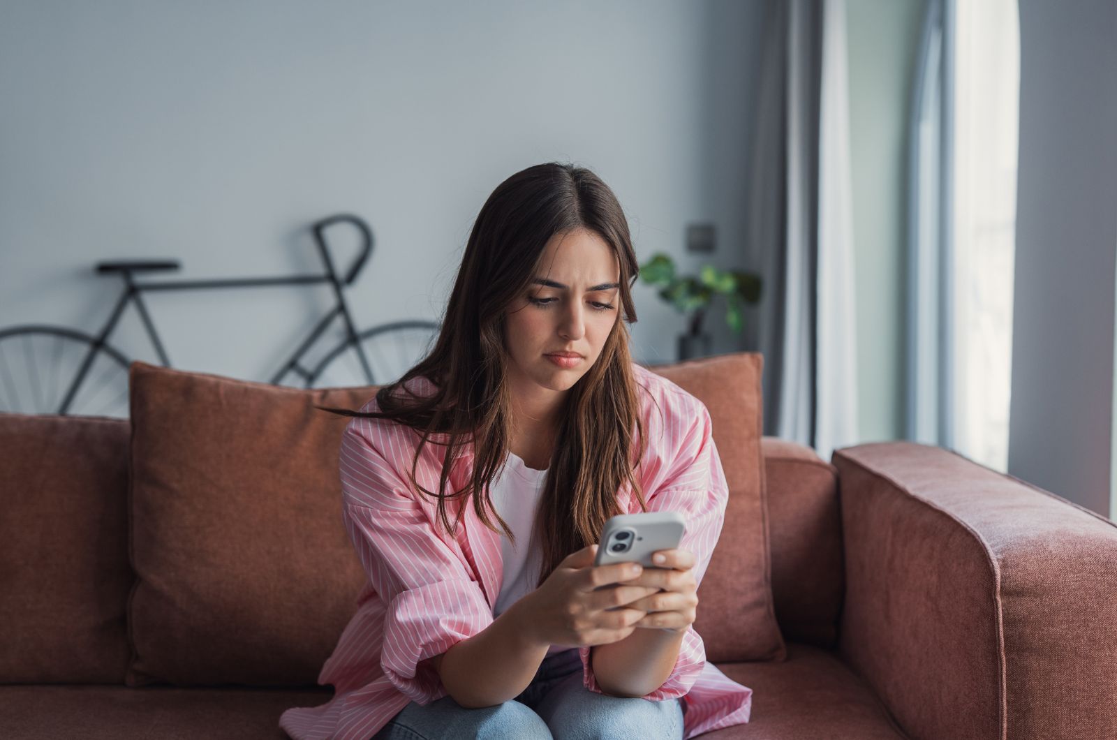 frau wartet auf sms