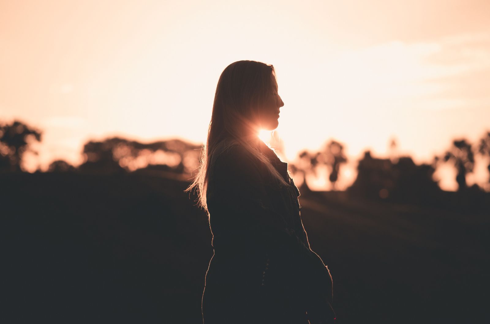 frau wartet sonne