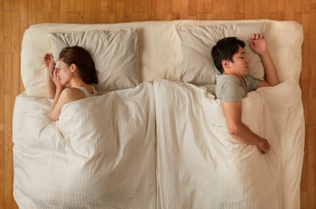 mann drau im bett distanz zwischen