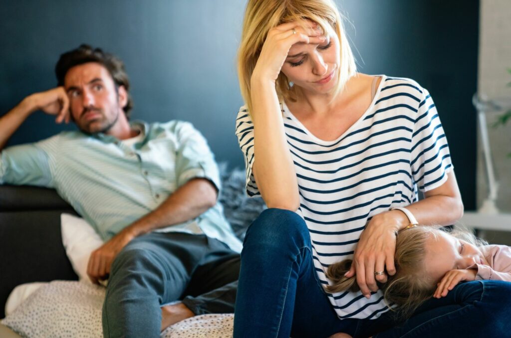 muede mutter mit kind vater ignorert