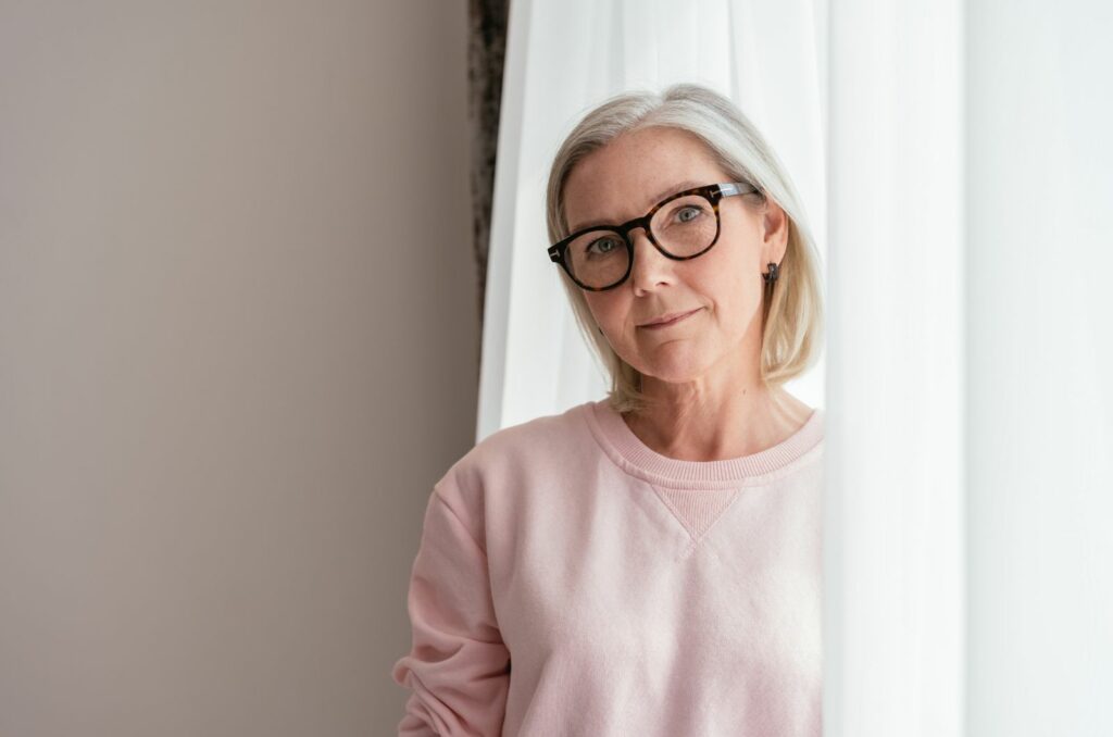 reife dame in roza shirt